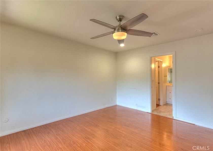 Beautiful 3-bedroom, 2-bath condo featuring an open floor plan - photo 13