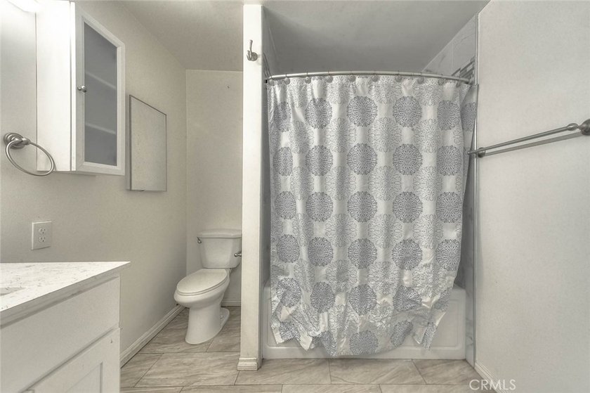 Beautiful 3-bedroom, 2-bath condo featuring an open floor plan - photo 15
