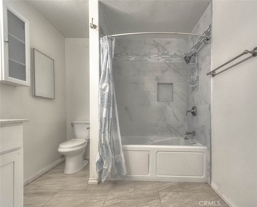 Beautiful 3-bedroom, 2-bath condo featuring an open floor plan - photo 16