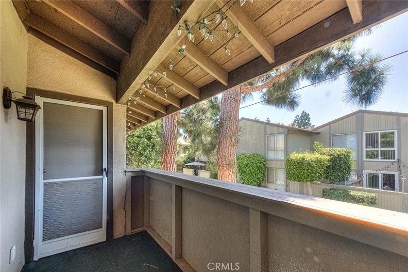 Beautiful 3-bedroom, 2-bath condo featuring an open floor plan - photo 18