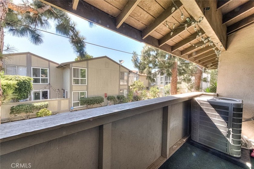 Beautiful 3-bedroom, 2-bath condo featuring an open floor plan - photo 20