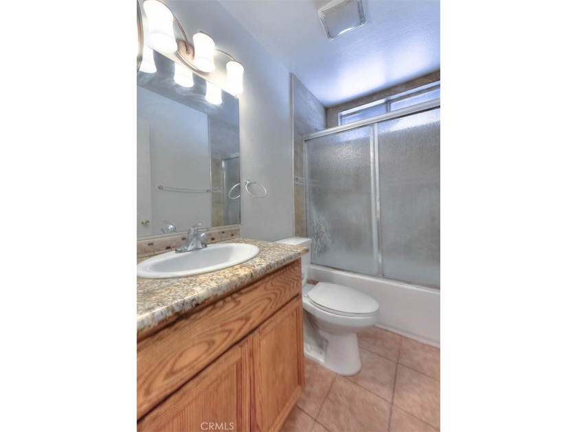 Beautiful 3-bedroom, 2-bath condo featuring an open floor plan - photo 24