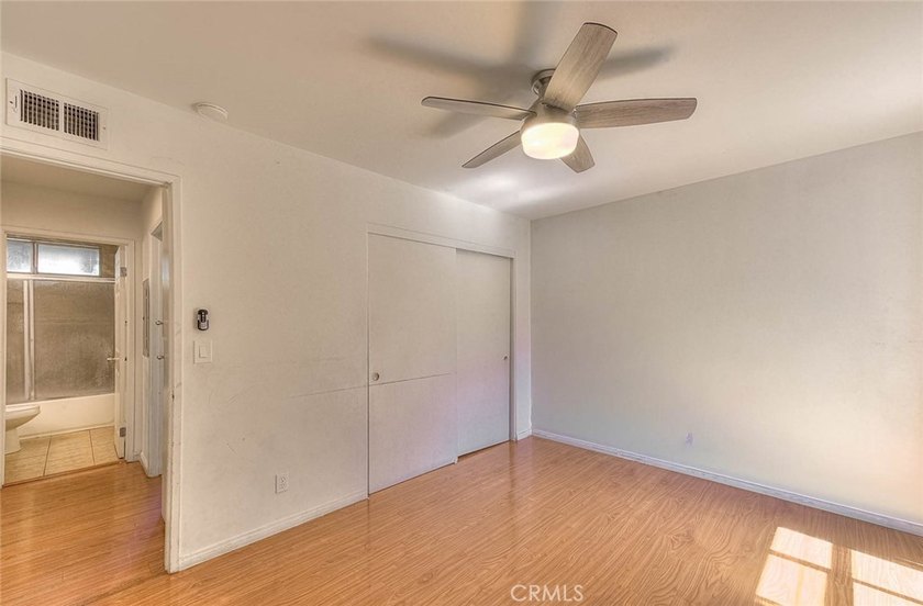 Beautiful 3-bedroom, 2-bath condo featuring an open floor plan - photo 26