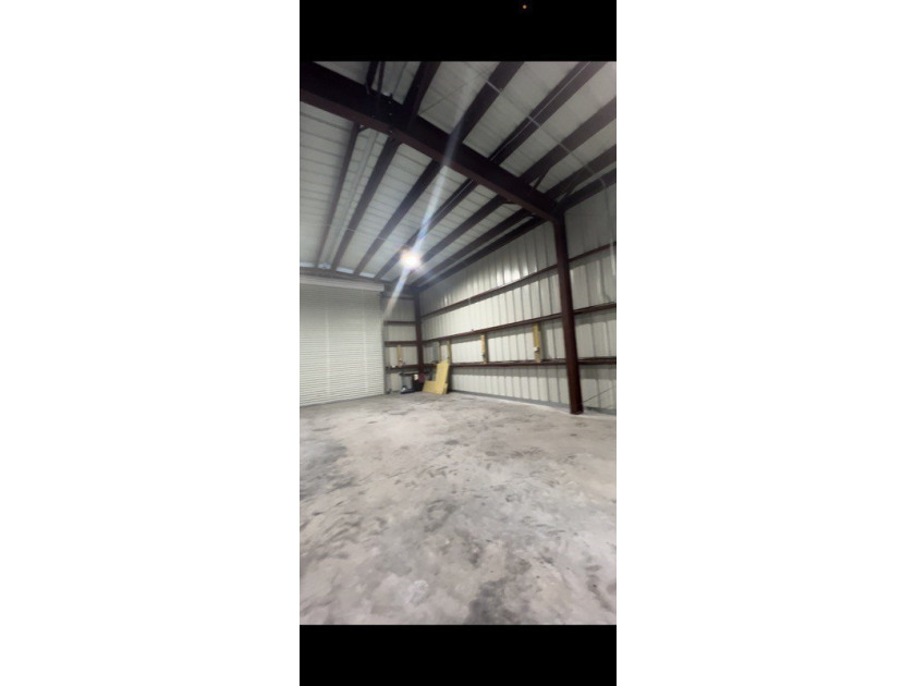 Barndominium ready for you! Fully fenced and gated, Septic - photo 8