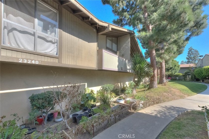 Beautiful 3-bedroom, 2-bath condo featuring an open floor plan - photo 30