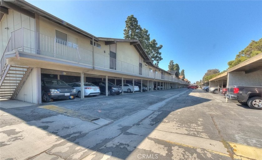 Beautiful 3-bedroom, 2-bath condo featuring an open floor plan - photo 34