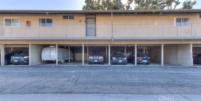 Beautiful 3-bedroom, 2-bath condo featuring an open floor plan - photo 35