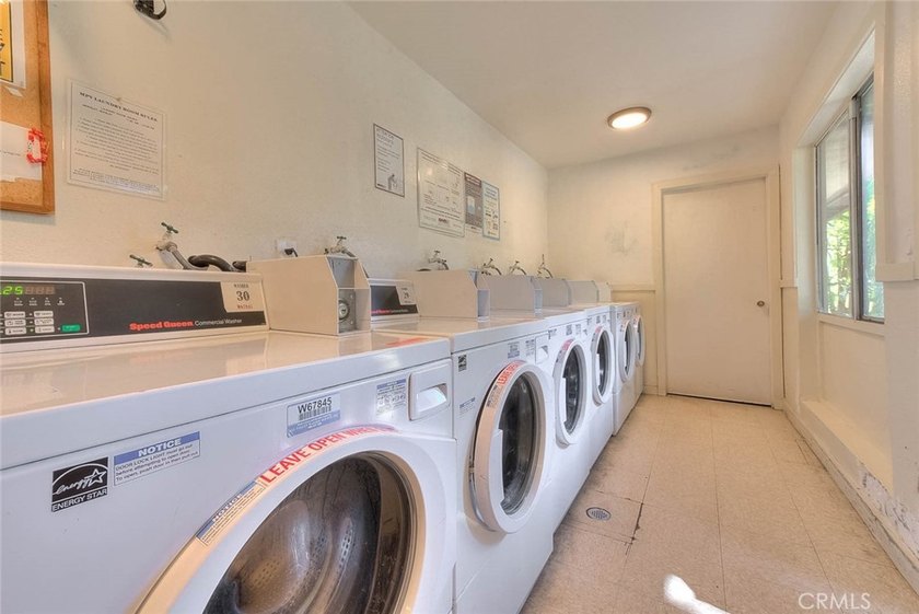 Beautiful 3-bedroom, 2-bath condo featuring an open floor plan - photo 41