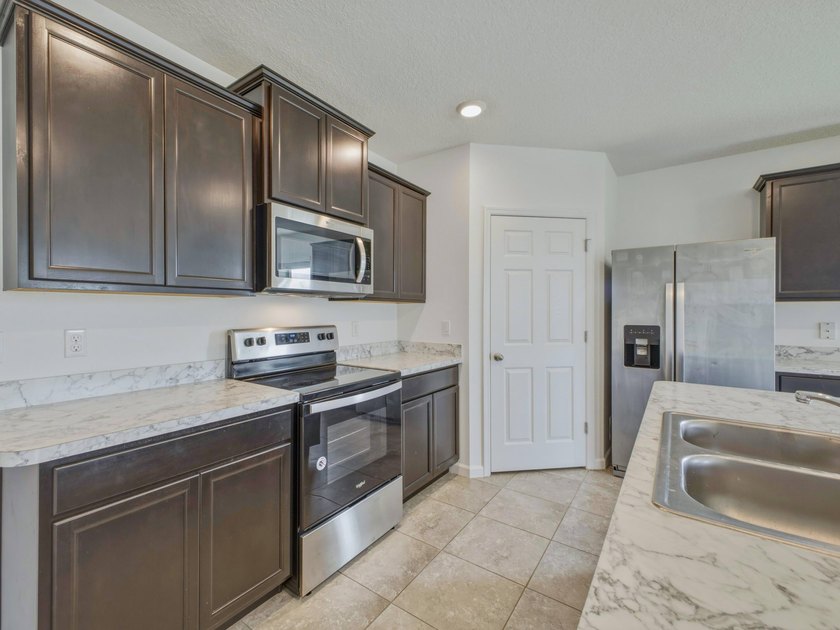 Amazing 2021 construction with this 4 Bedroom and 2 Bathroom - photo 6