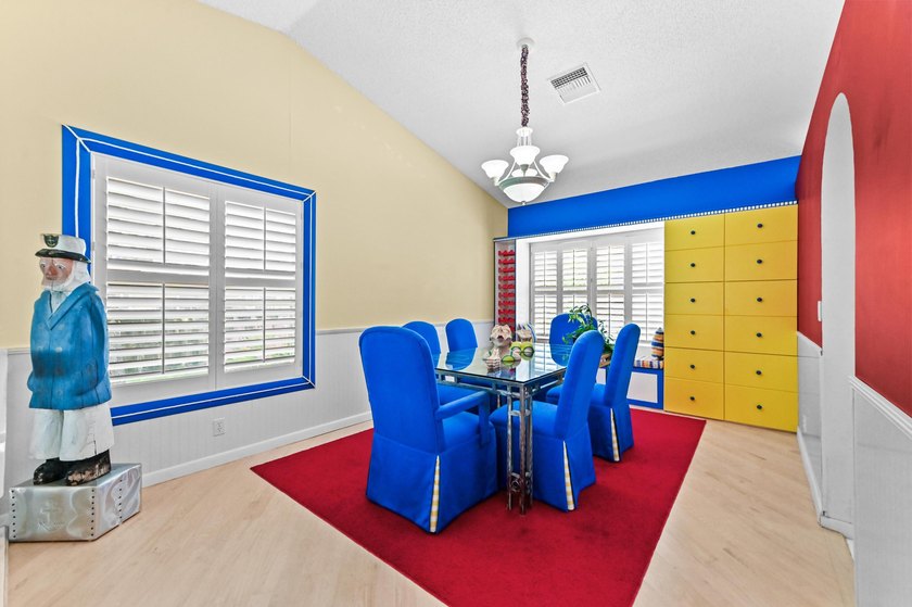 Welcome to a vibrant Lake Charleston pool home that blends - photo 9