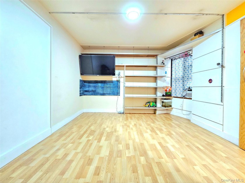 Cash preferred. Priced to Sell. This one-bedroom Co-op unit is - photo 4