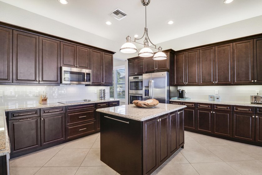 Enjoy refined lakefront living in the prestigious Bay Hill at - photo 5