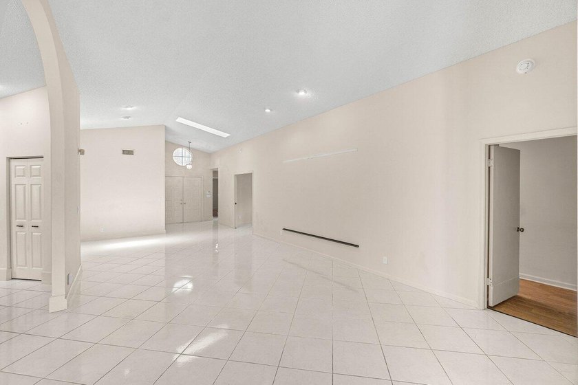 Welcome to this charming 3-bedroom, 2-bathroom single-family - photo 11