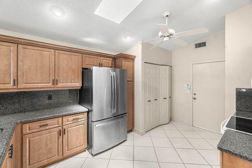 Welcome to this charming 3-bedroom, 2-bathroom single-family - photo 21
