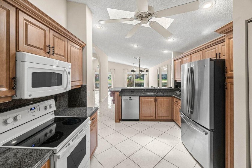 Welcome to this charming 3-bedroom, 2-bathroom single-family - photo 23