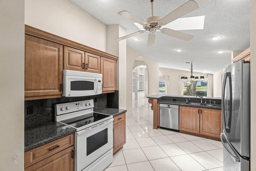 Welcome to this charming 3-bedroom, 2-bathroom single-family - photo 24