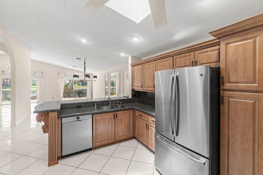 Welcome to this charming 3-bedroom, 2-bathroom single-family - photo 25