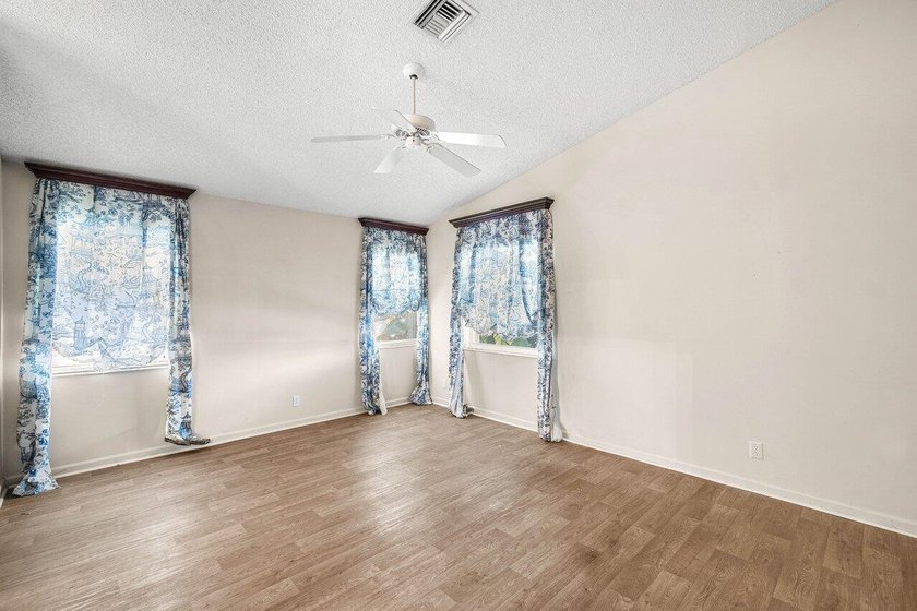Welcome to this charming 3-bedroom, 2-bathroom single-family - photo 31