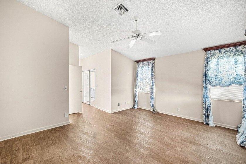 Welcome to this charming 3-bedroom, 2-bathroom single-family - photo 32