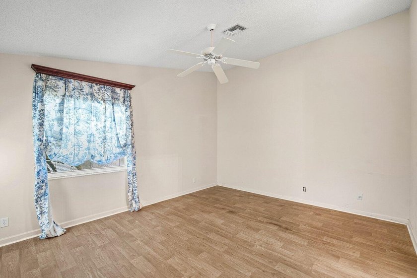 Welcome to this charming 3-bedroom, 2-bathroom single-family - photo 33