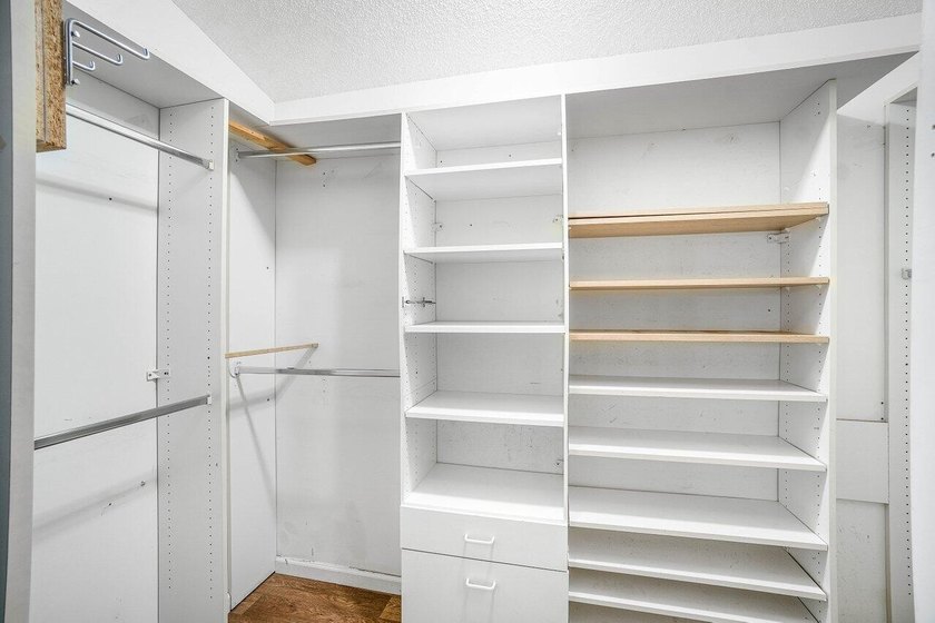 Welcome to this charming 3-bedroom, 2-bathroom single-family - photo 37