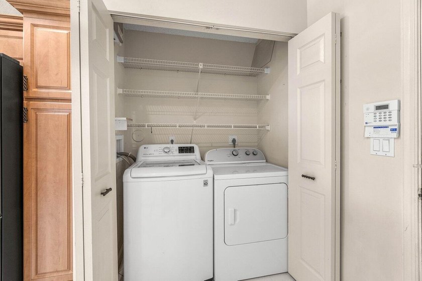 Welcome to this charming 3-bedroom, 2-bathroom single-family - photo 38
