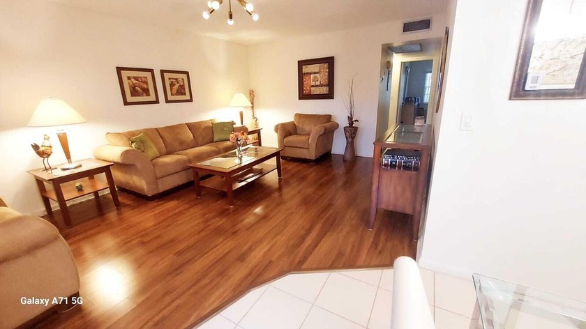 Welcome to this charming, BRIGHT CORNER, neat, two-bedroom - photo 3