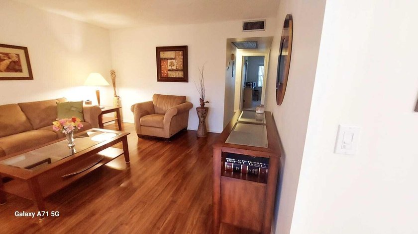 Welcome to this charming, BRIGHT CORNER, neat, two-bedroom - photo 4