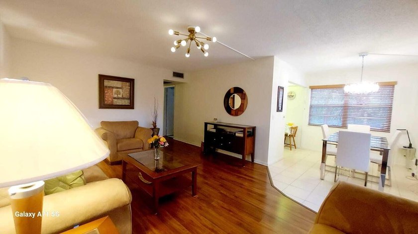 Welcome to this charming, BRIGHT CORNER, neat, two-bedroom - photo 6