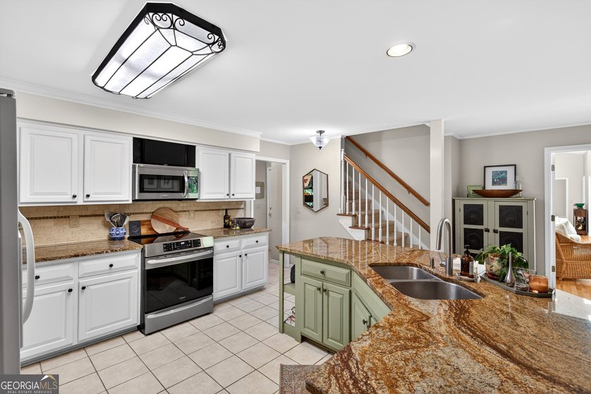 Welcome to this expansive home in Colonnade offering over 5,000 - photo 14