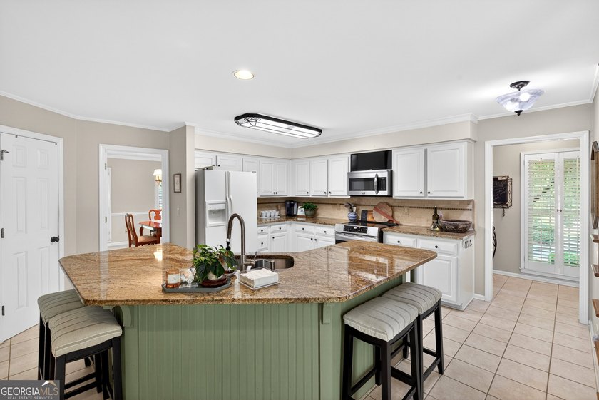 Welcome to this expansive home in Colonnade offering over 5,000 - photo 16