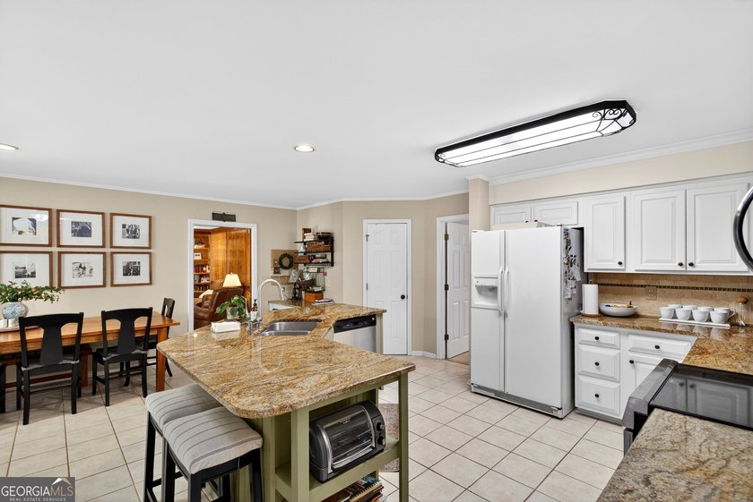 Welcome to this expansive home in Colonnade offering over 5,000 - photo 17