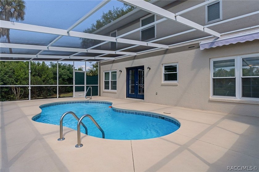 Nestled on a quiet cul-de-sac, this original-owner, custom-built - photo 38