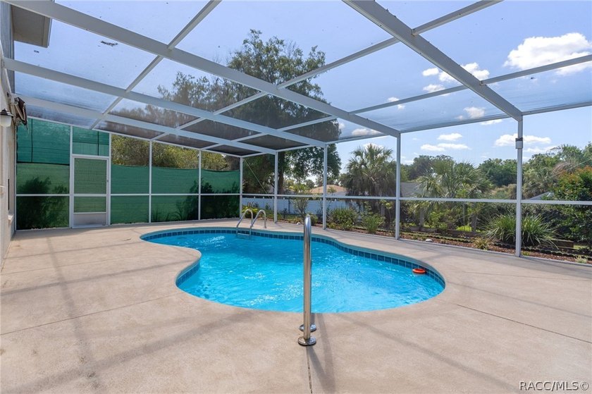 Nestled on a quiet cul-de-sac, this original-owner, custom-built - photo 40