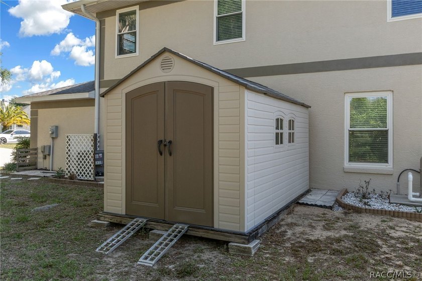 Nestled on a quiet cul-de-sac, this original-owner, custom-built - photo 44