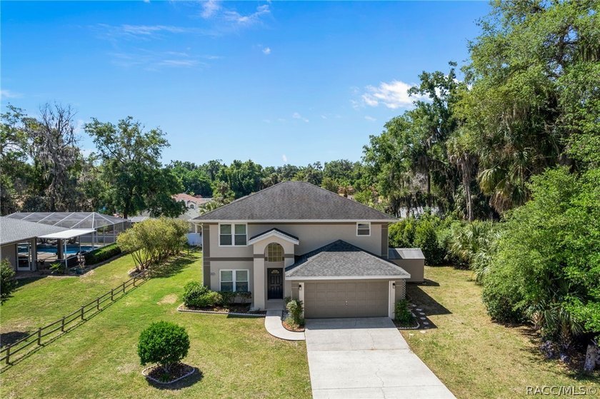Nestled on a quiet cul-de-sac, this original-owner, custom-built - photo 45