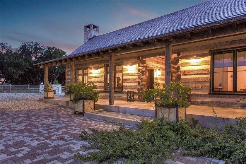 Welcome to a rare blend of bold Texas beauty &amp; modern luxury - photo 25