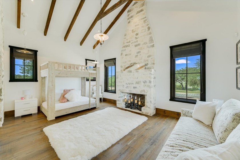 Welcome to a rare blend of bold Texas beauty &amp; modern luxury - photo 29