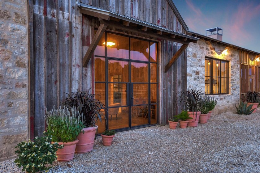 Welcome to a rare blend of bold Texas beauty &amp; modern luxury - photo 31