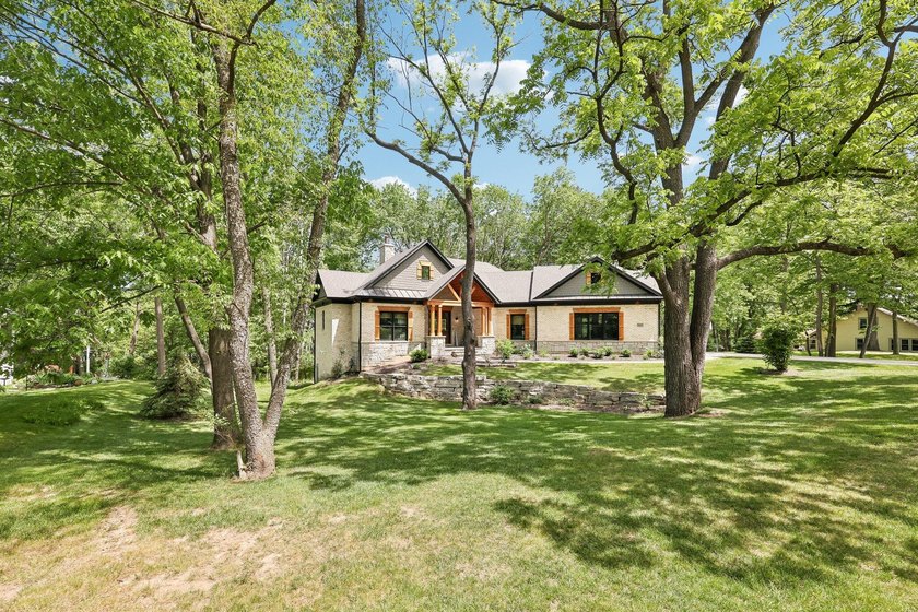 Welcome to this exceptional custom-built home, thoughtfully - photo 11