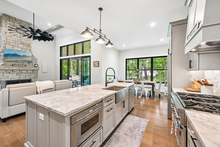 Welcome to this exceptional custom-built home, thoughtfully - photo 12