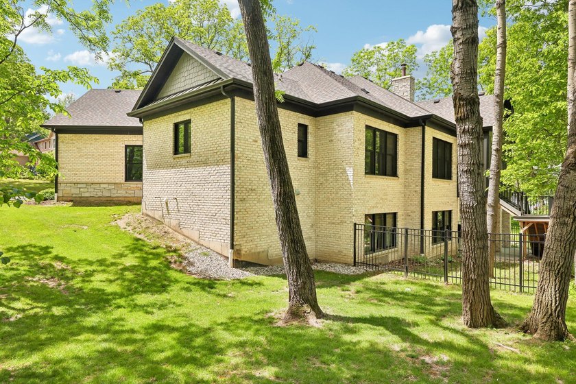 Welcome to this exceptional custom-built home, thoughtfully - photo 19