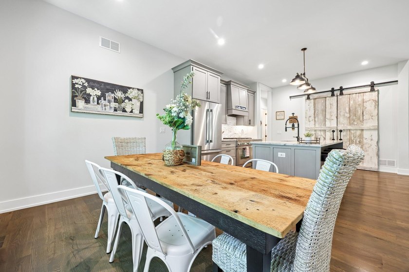 Welcome to this exceptional custom-built home, thoughtfully - photo 20