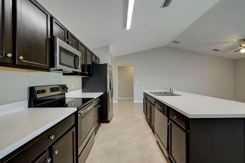 THE POPULAR BILTMORE MODEL BUILT BY AWARD WINNING SYNERGY HOMES - photo 7