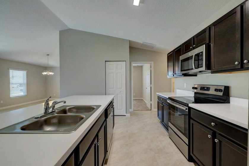 THE POPULAR BILTMORE MODEL BUILT BY AWARD WINNING SYNERGY HOMES - photo 8
