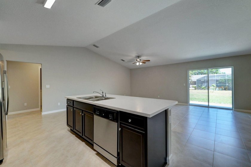THE POPULAR BILTMORE MODEL BUILT BY AWARD WINNING SYNERGY HOMES - photo 10