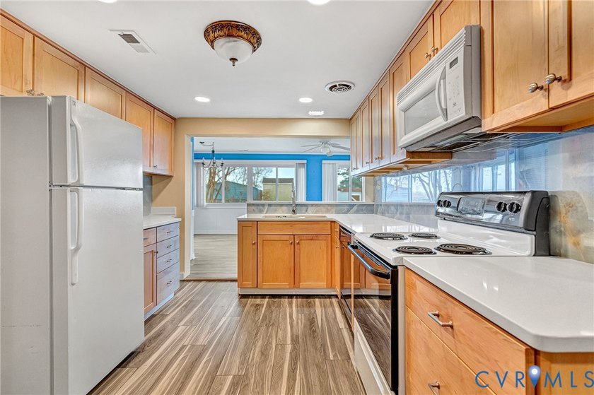 Renovated 4 Bedroom cottage in Rappahannock River Estates! Only - photo 18