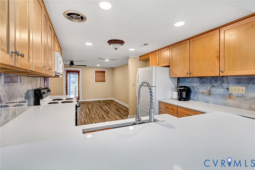 Renovated 4 Bedroom cottage in Rappahannock River Estates! Only - photo 23