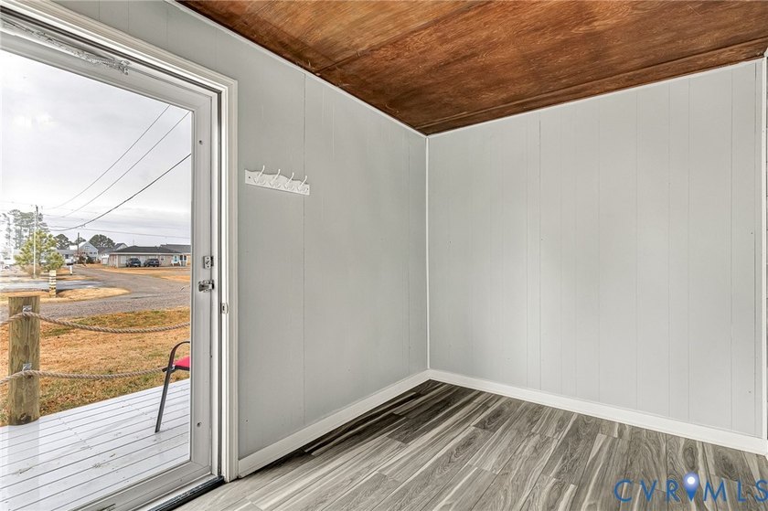 Renovated 4 Bedroom cottage in Rappahannock River Estates! Only - photo 34