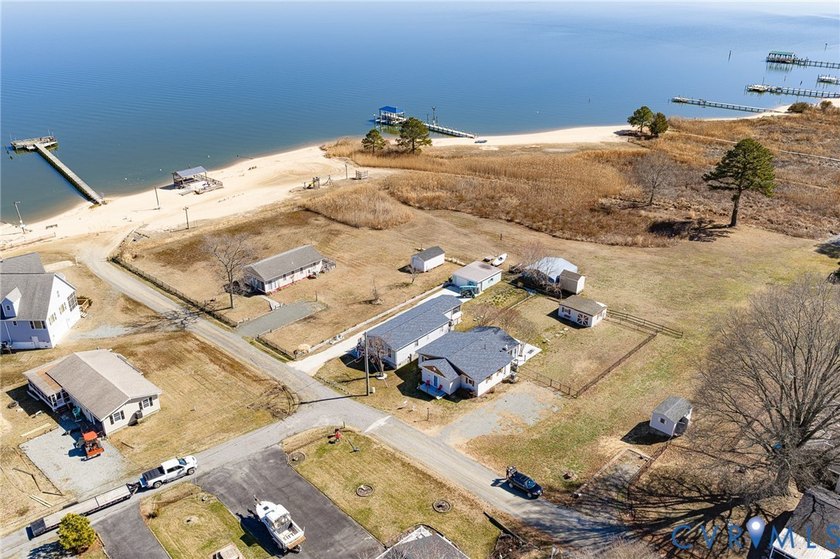 Renovated 4 Bedroom cottage in Rappahannock River Estates! Only - photo 42